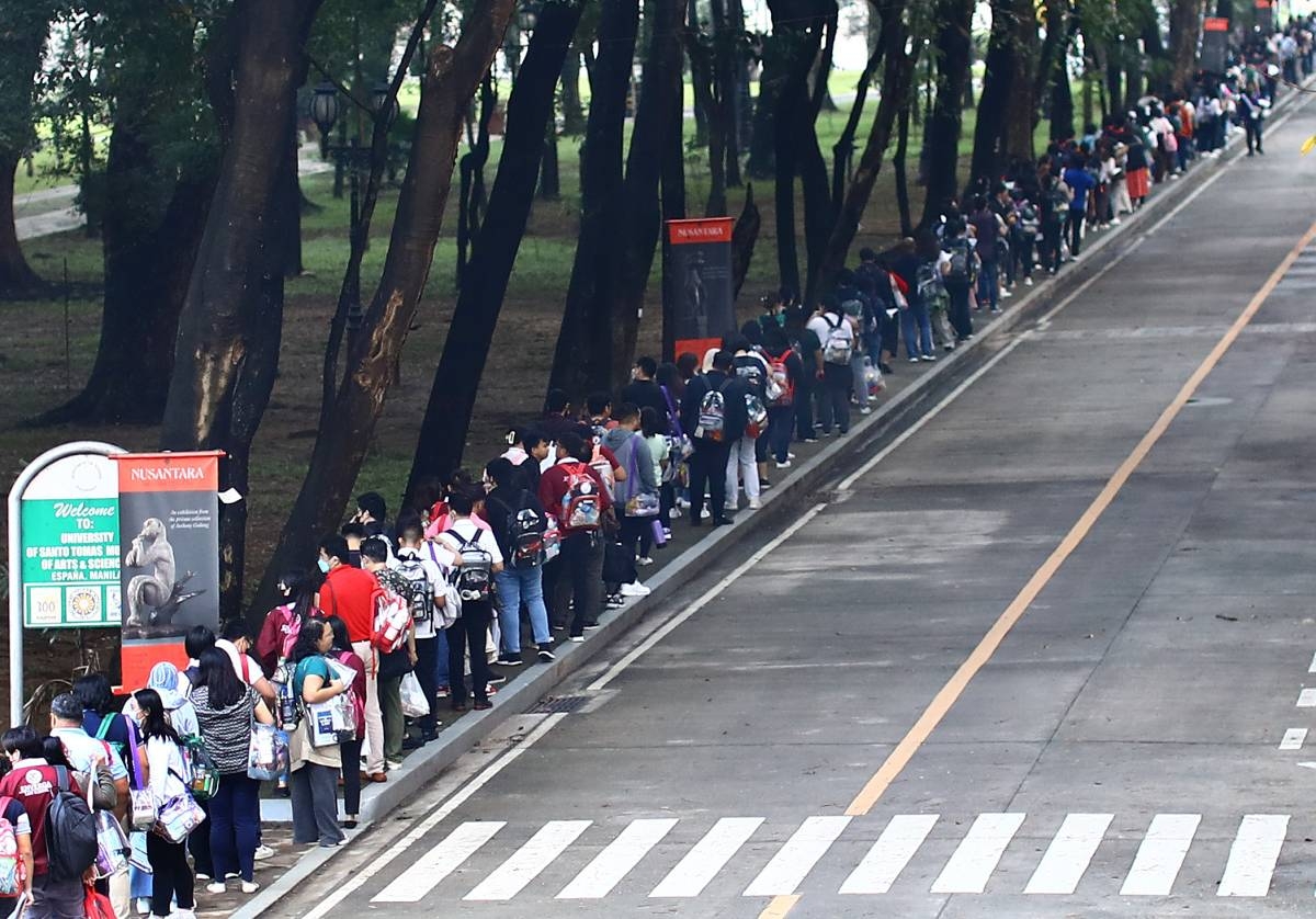Bar examinees arrive at the drop-off areas in San Beda and the University of Santo Tomas in Manila on Sunday, September 17, 2023. PHOTO BY MIKE ALQUINTO