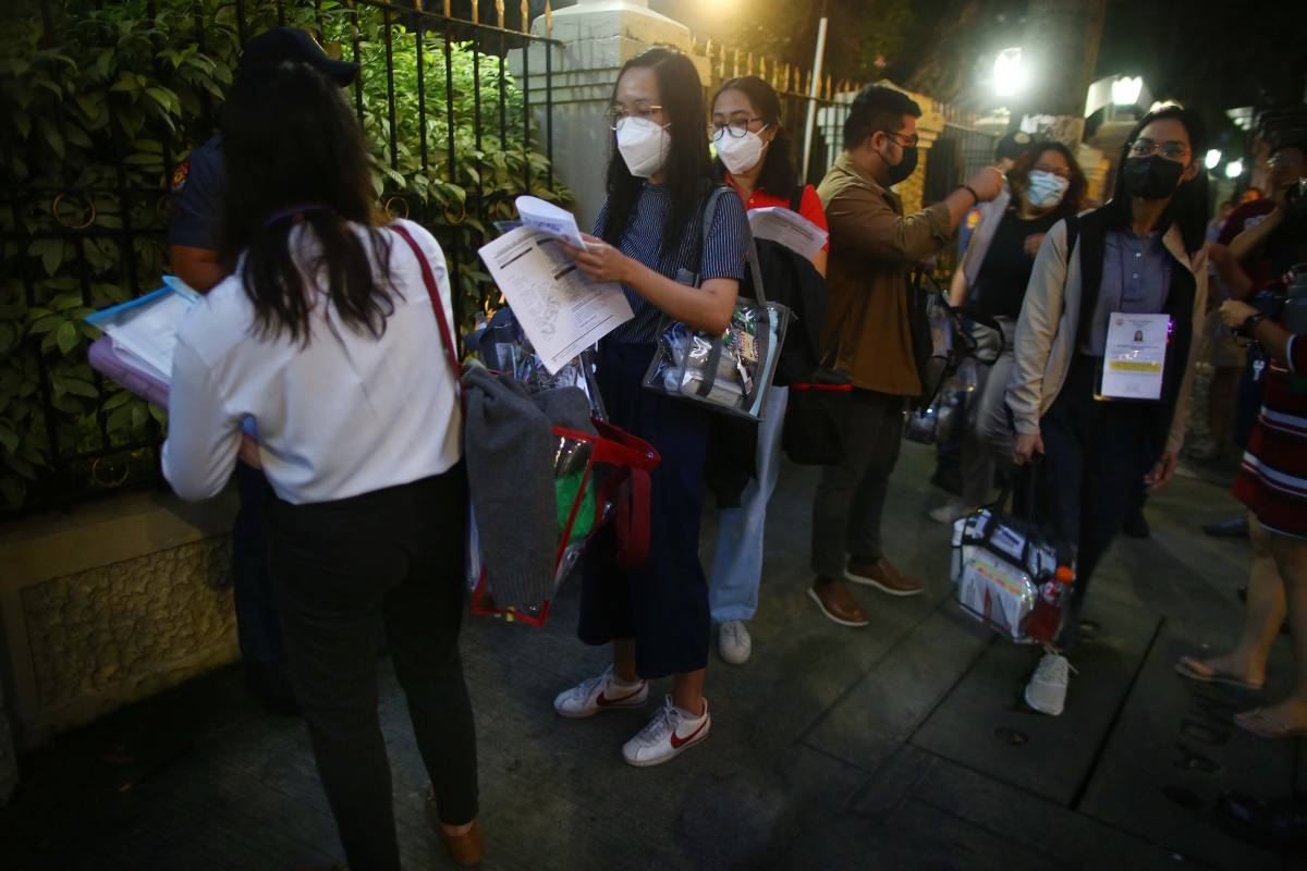 Bar examinees arrive at the drop-off areas in San Beda and the University of Santo Tomas in Manila on Sunday, September 17, 2023. PHOTO BY MIKE ALQUINTO