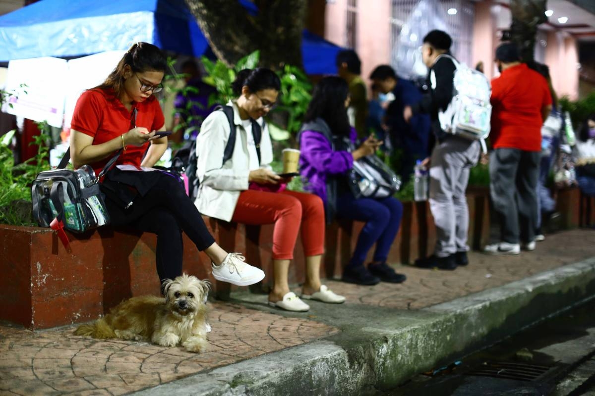 Bar examinees arrive at the drop-off areas in San Beda and the University of Santo Tomas in Manila on Sunday, September 17, 2023. PHOTO BY MIKE ALQUINTO