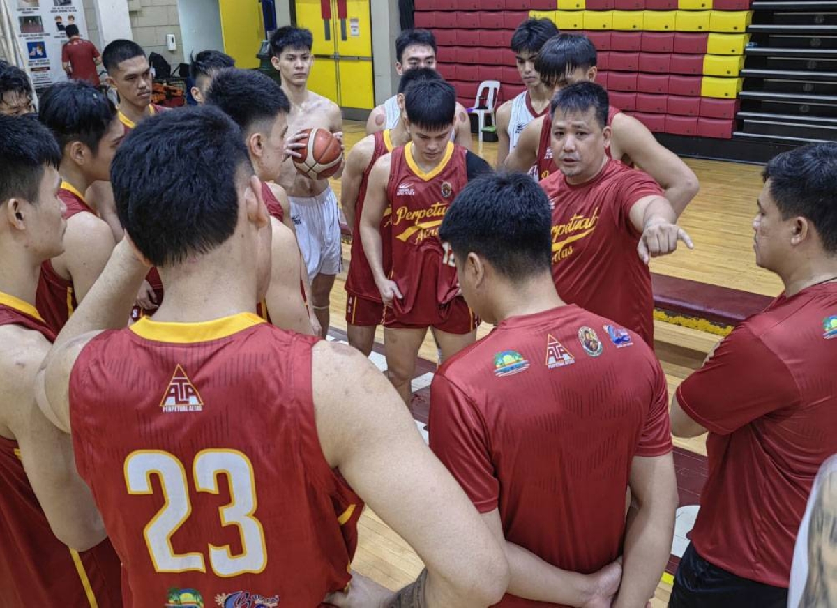 READY FOR BATTLE University of Perpetual Help Altas head coach Myk Saguiguit (second from right) gives instructions to his players during a practice session at the Home of the Altas gymnasium in Las Piñas City, Thursday, Sept. 21, 2023, three days before the opening of the NCAA Season 99 basketball tournament on Sunday at Mall of Asia Arena in Pasay City. PHOTO BY DENNIS ABRINA
