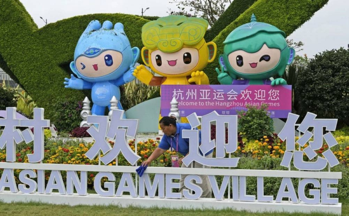 ALL SET A staff member cleans an Asian Games sign ahead of the 19th Asian Games in Hangzhou, China, Thursday, Sept. 21, 2023. Organizers say more than 12,000 will be entered as the opening ceremony takes place Saturday, September 23, in the eastern Chinese city of Hangzhou. PHOTO BY NG HAN