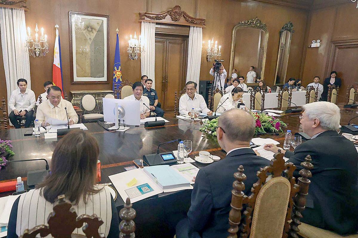 NEDA DAY President Ferdinand Marcos Jr. presides during the NEDA meeting in Malacañang on Thursday, Sept. 21, 2023. PPA POOL
