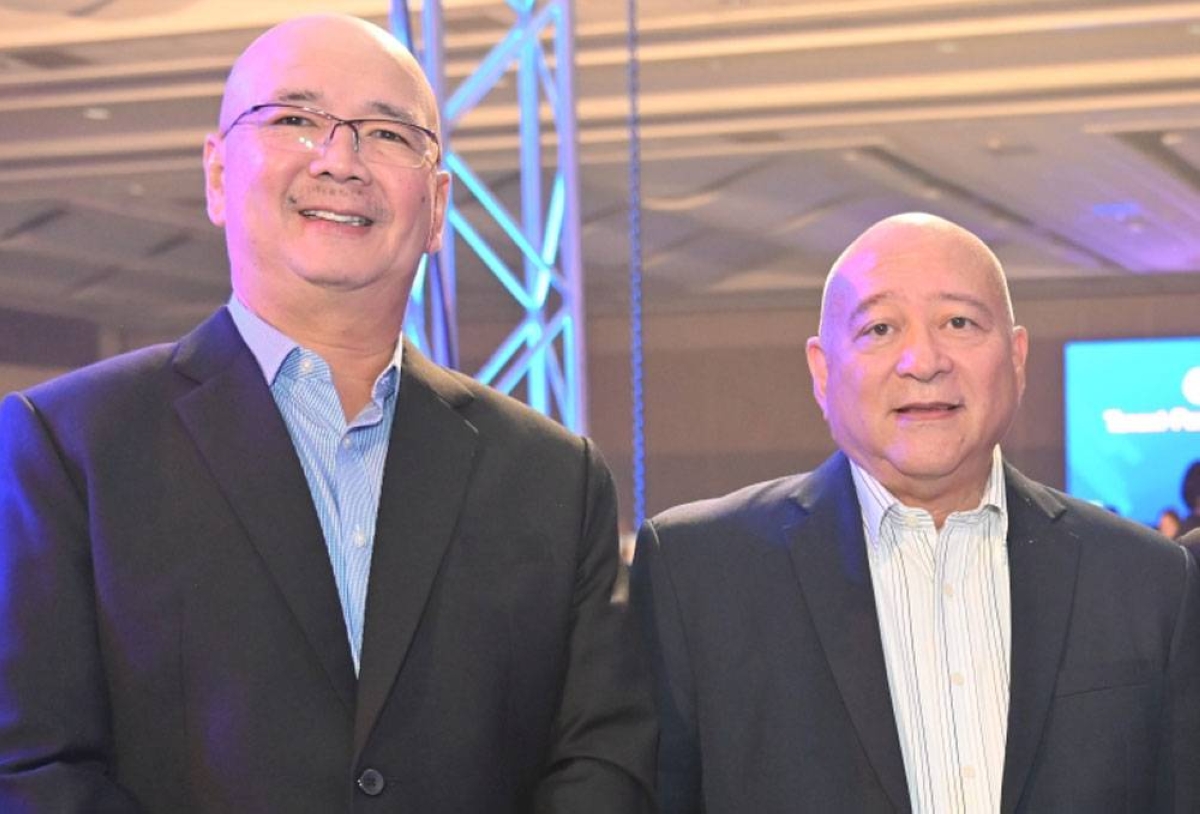 SM Prime Holdings president Jeffrey Lim and Aristocrat Group Chairman and president Raymund Reyes