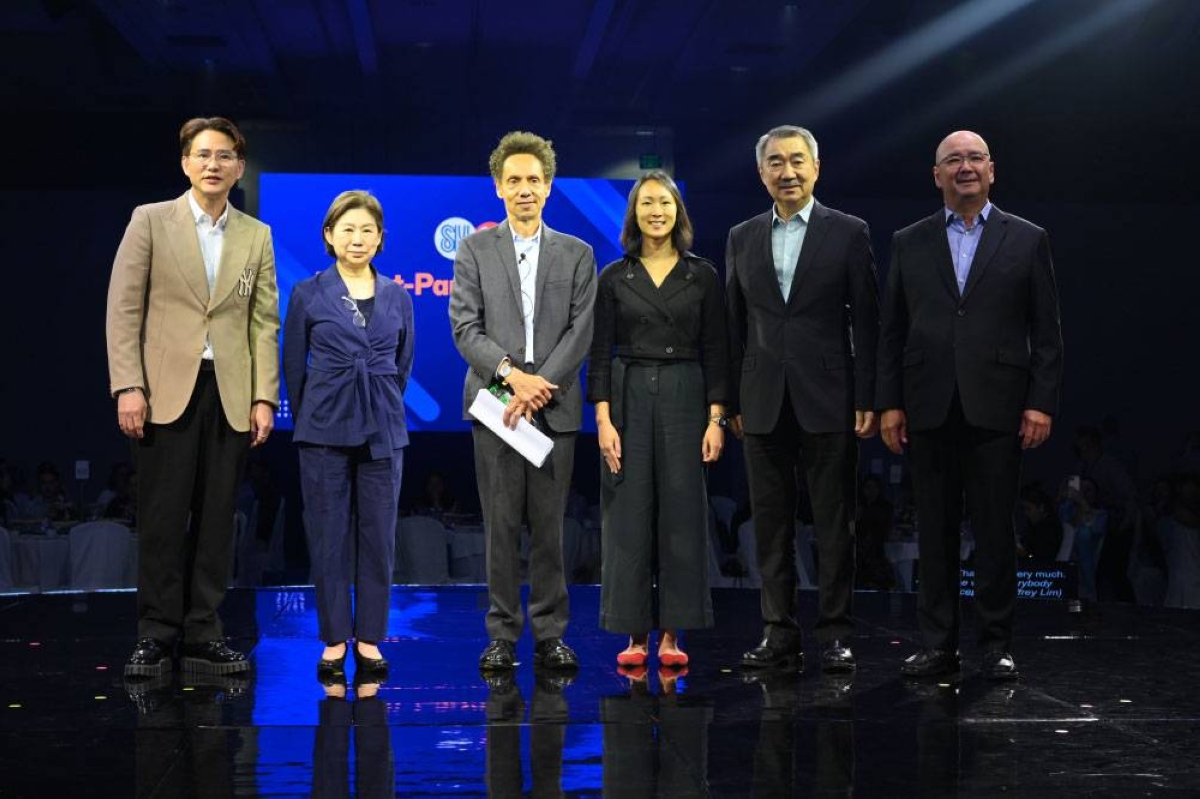 Best-selling author Malcolm Gladwell (third from left) with (from left) SM Supermalls’ president Steven Tan, SM Investments Vice Chairperson Teresita Sy-Coson, Wunderman Thompson Intelligence Global Director Emma Chiu, SM Prime Holdings Inc. Chairman of the Executive Committee Hans Sy, and SMPHI president Jeffrey Lim
