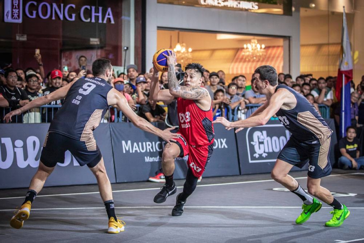 Manila Chooks' Mac Tallo drives in between Ub's Marko Brankovic (left) and Strahinja Stojacic (right) during their quarterfinals game in the 2023 Chooks-to-Go FIBA 3X3 World Tour Cebu Masters at the SM Seaside City Cebu on Sunday, September 24. Chooks-to-Go Pilipinas/FIBA PHOTO