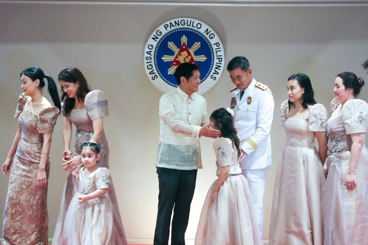 President Ferdinand Romualdez Marcos Jr. administers the oath-taking of the 55 newly promoted star-rank generals of the Philippine National Police (PNP) in a ceremony at the Heroes Hall of Malacañan Palace on Wednesday, September 27, 2023. Last week, 57 generals were also sworn in. In total, over 119 were promoted; however, only 113 were able to attend their oath-taking ceremony.
PPA POOL PHOTOS BY: JONSKI CELLONA