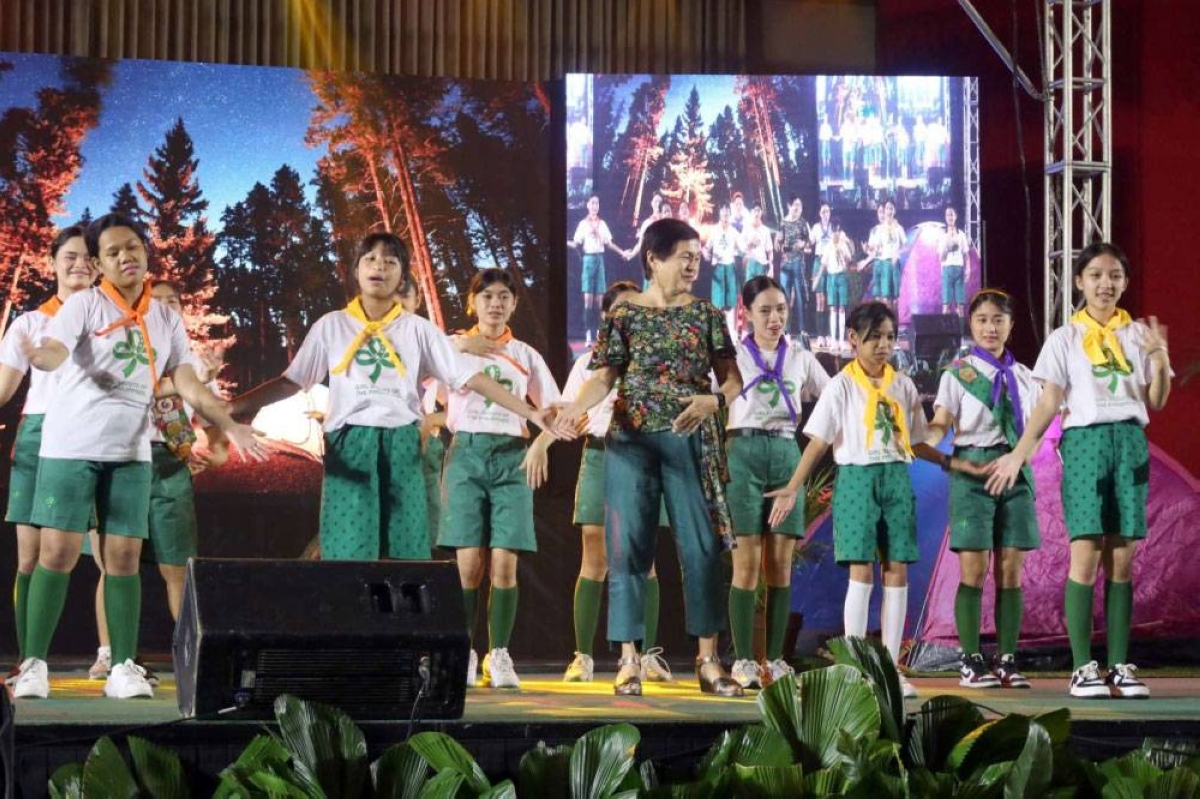 Girl Scouts of the Philippines National President Dr. Nina Lim-Yuson (center) with the girl scouts