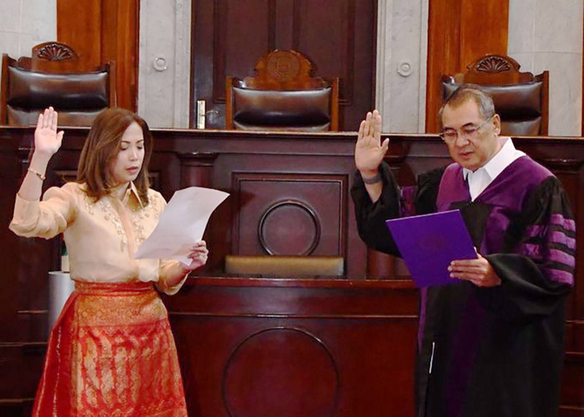 MARCOS’ FIRST SANDIGAN JUSTICE APPOINTEE New Sandiganbayan Justice Juliet Manalo-San Gaspar takes her oath before Chief Justice Alexander Gesmundo at the Supreme Court en banc session hall on Friday, Sept. 29, 2023. The former executive judge of the Mandaluyong Regional Trial Court is the first Sandiganbayan justice appointed by President Ferdinand Marcos Jr. CONTRIBUTED PHOTO