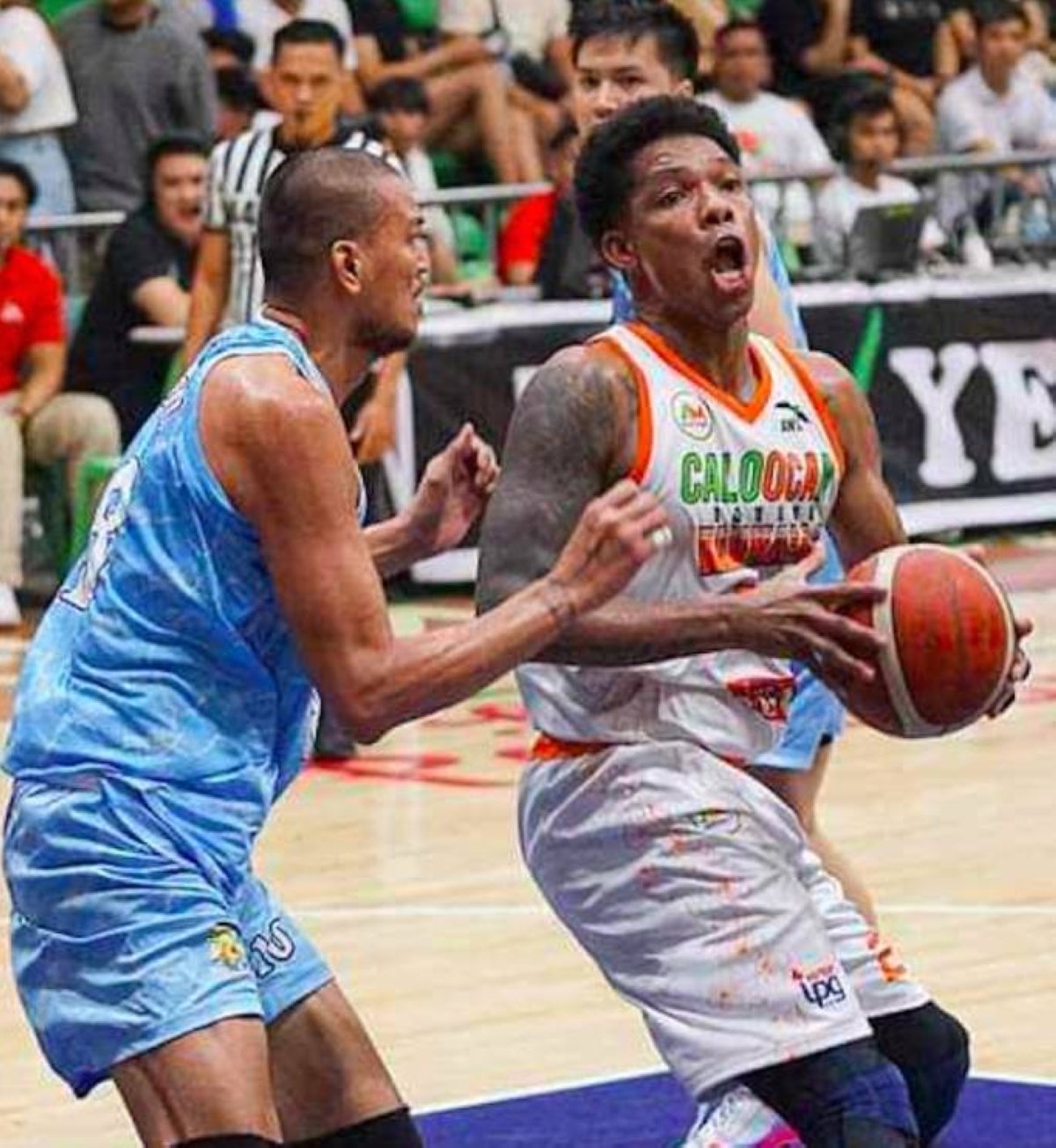 Caloocan’s Gabby Espinas (right) maneuvers in the paint against Pasig’s Jason Ballesteros in Game 1 of the MPBL 2023 Season quarterfinals at the Bren Guiao Center on Friday, Oct. 6, 2023. MPBL PHOTO