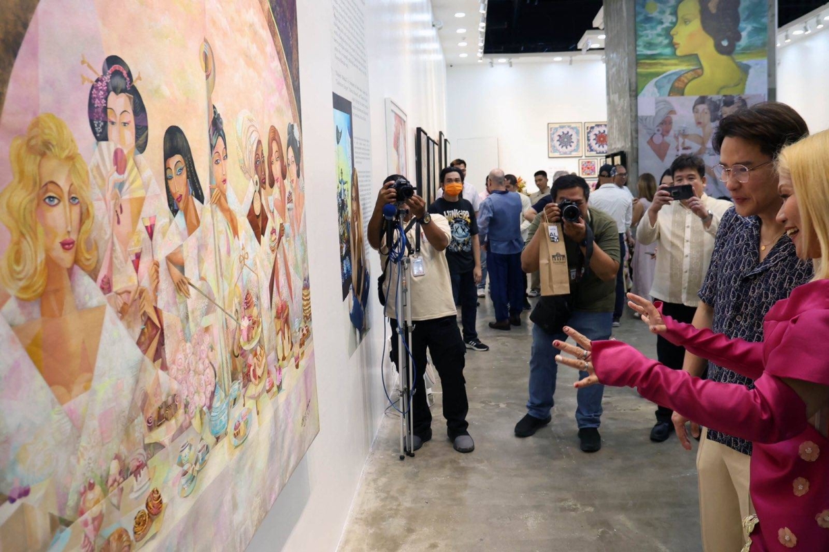 Steven Tan SM Supermalls president visits art exhibit | The Manila Times