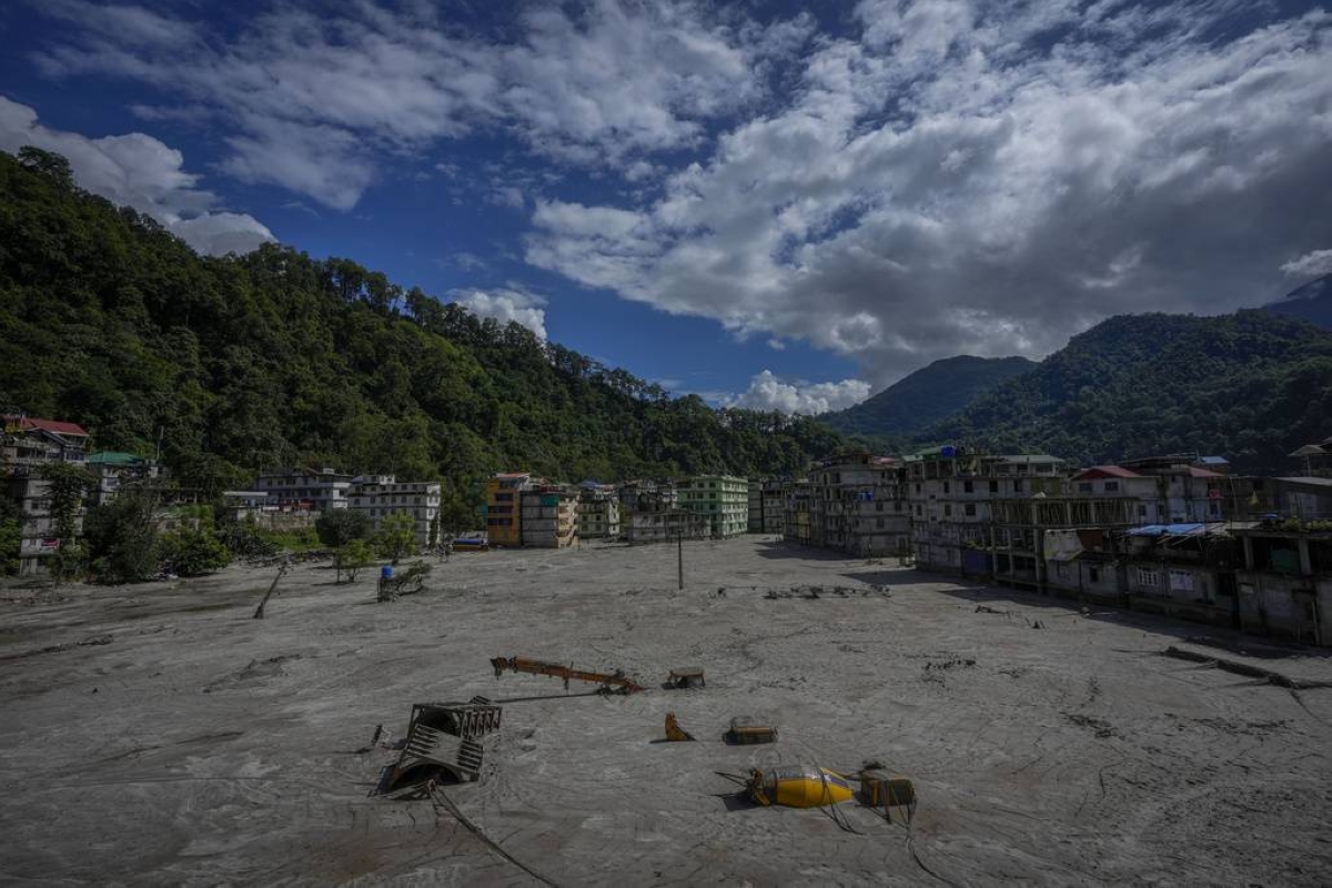 Tourists rescued from flood-hit northeast India - Vimarsana News