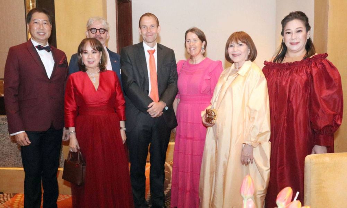 Joel Eustia, Nmpha Valencia, Norway Consul Frank Johansen, Ambassador Christian Lyster and wife Cathrine, Mellie Ablaza and Czarina Ablaza