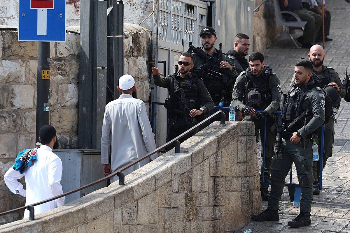 GUARDED GATE Israeli security looks on as Muslim worshippers arrive at the Lion’s Gate to make their way to the Al-Aqsa Mosque compound for the noon prayer in east Jerusalem on Friday, Oct. 20, 2023, amid the ongoing battles between Israel and the Palestinian group Hamas in the Gaza Strip. PHOTO BY AHMAD GHARABLI / AFP