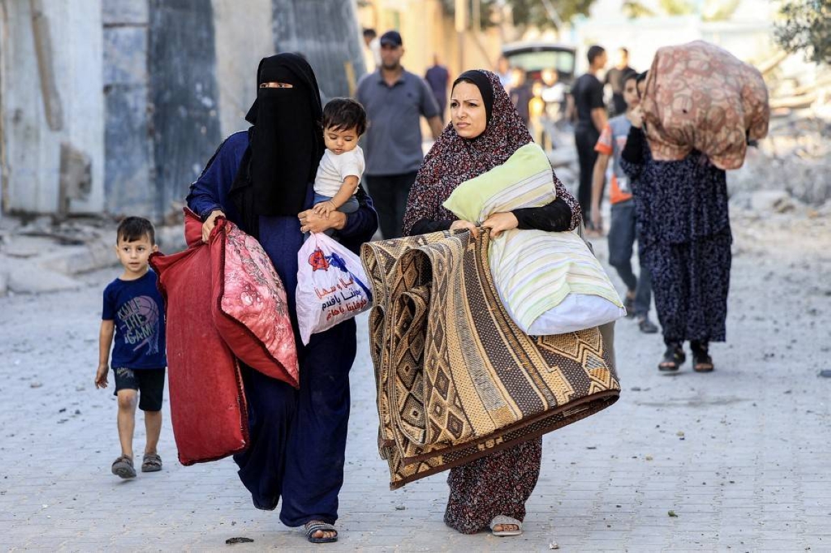 For displaced Gazans, fear and suffering on the road south | The Manila ...