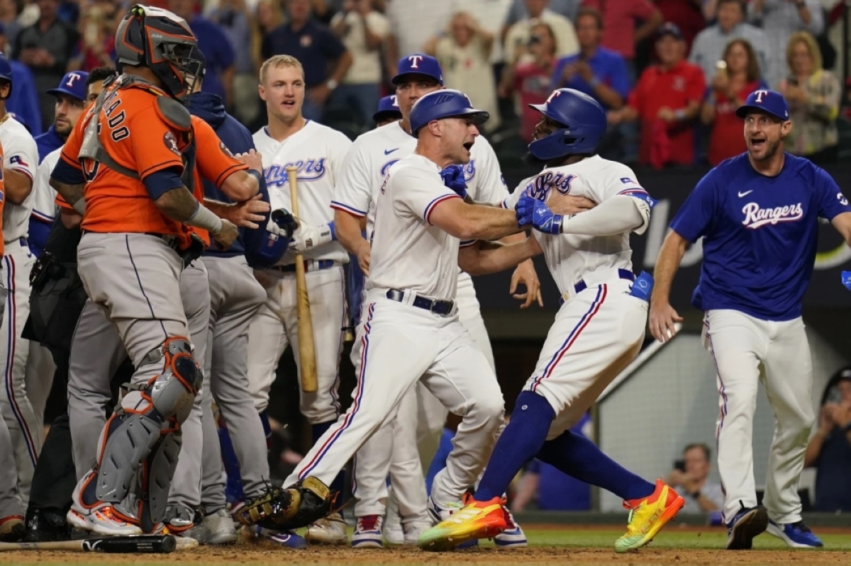 Astros take 3-2 lead over Rangers after benches clear