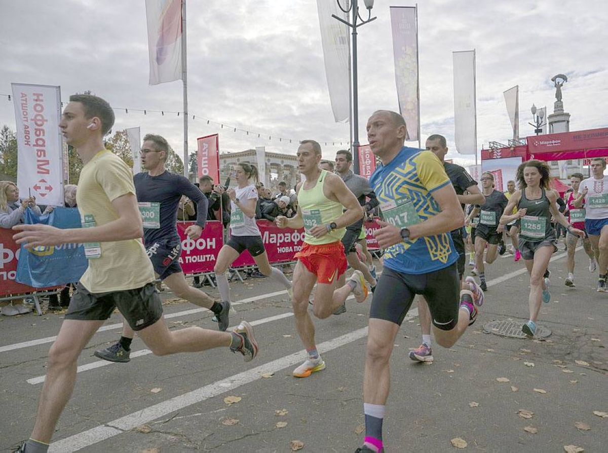 Scores of Ukrainians run to honor war dead, injured - Vimarsana News