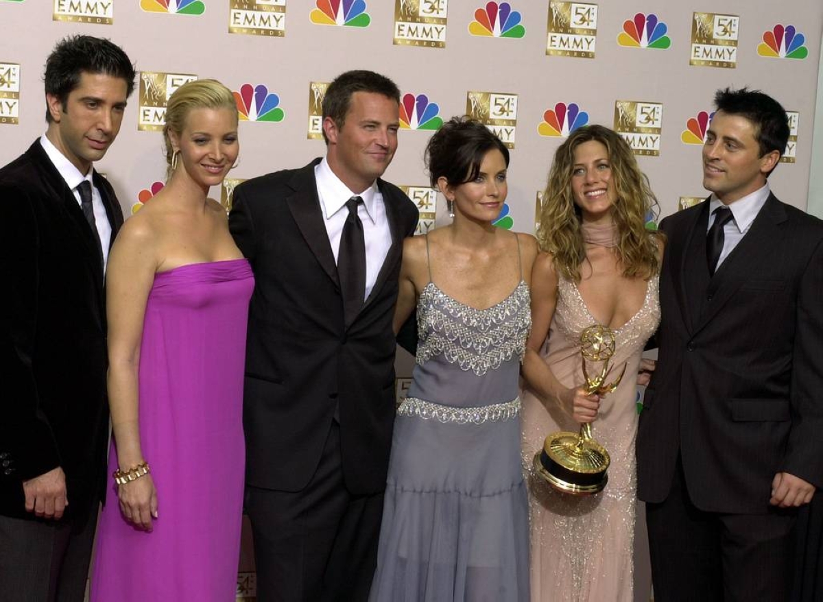 'Friends' cast mates mourn co-actor Matthew Perry's death - Vimarsana News