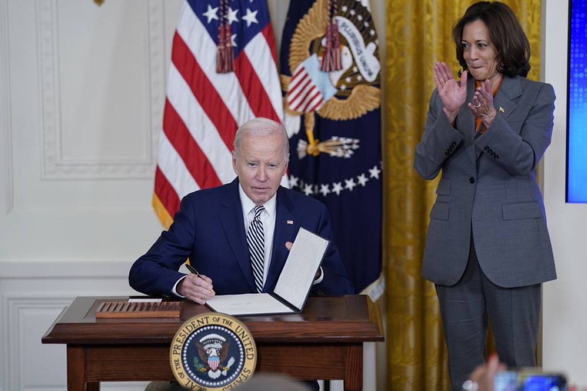 Biden issues order on setting AI safety rules - Vimarsana News