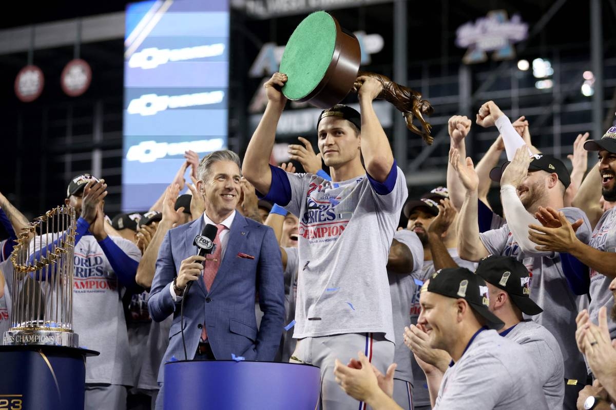 Corey Seager of the Texas Rangers hoists the trophy after being named the Willie Mays World Series Most Valuable Player Award after the Texas Rangers beat the Arizona Diamondbacks 5-0 in Game Five to win the World Series at Chase Field on Wednesday, November 1, in Phoenix, Arizona (Thursday, November 2, in Manila). PHOTO BY CHRISTIAN PETERSEN / AFP