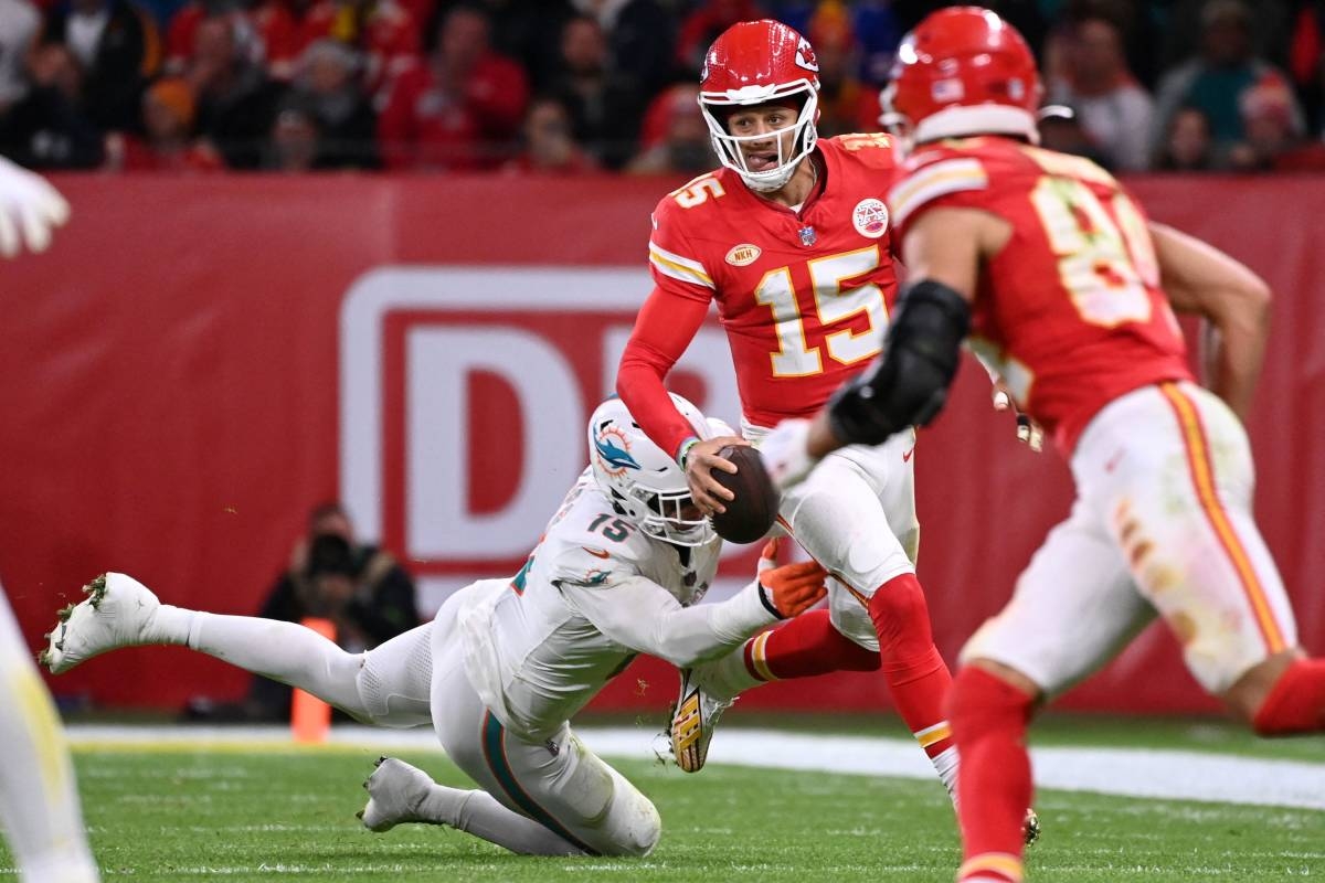 SUPER-FIRE: Patrick Mahomes throws 2 TDs and Chiefs hang on to beat ...