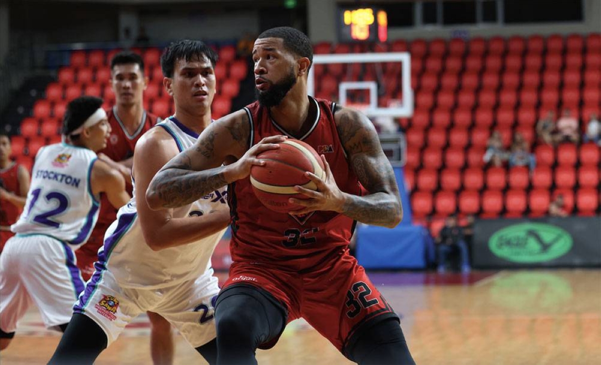 GAME-CHANGER Import Chris Ortiz (32) leads Blackwater with 21 points, 11 rebounds, six assists, three steals and two blocks against Converge on Wednesday, Nov. 8, 2023, in the PBA Commissioner’s Cup. PBA IMAGE