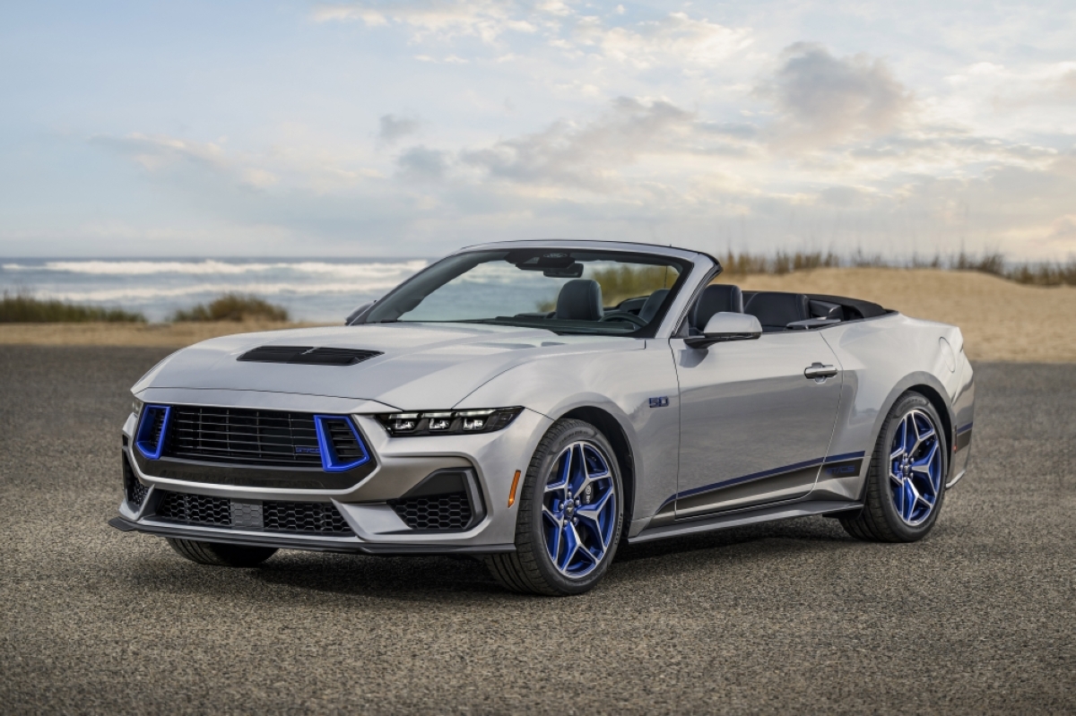 ford performance unveils the all-new mustang dark horse r