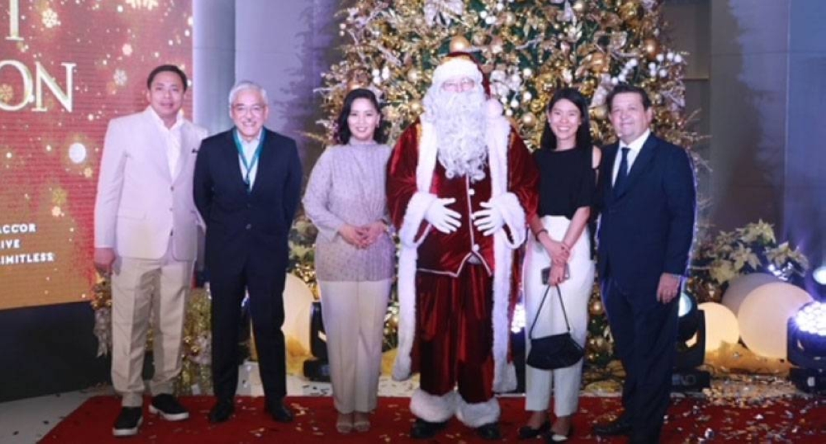 novotel manila ushers in season of joy with christmas tree-lighting