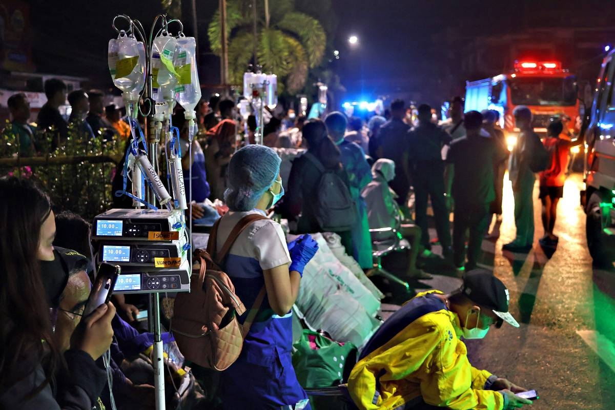 NIGHT OF TERROR Residents and medical personnel evacuate patients from inside a hospital after a 7.6 earthquake struck Butuan City, in the southern island of Mindanao, late Saturday, Dec. 2, 2023. AFP photo