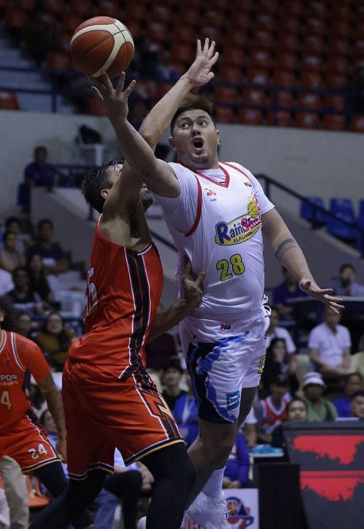 LOYALTY COUNTS Veteran player Beau Belga (right) signs a new contract with Rain or Shine in the Philippine Basketball Association. PBA IMAGE