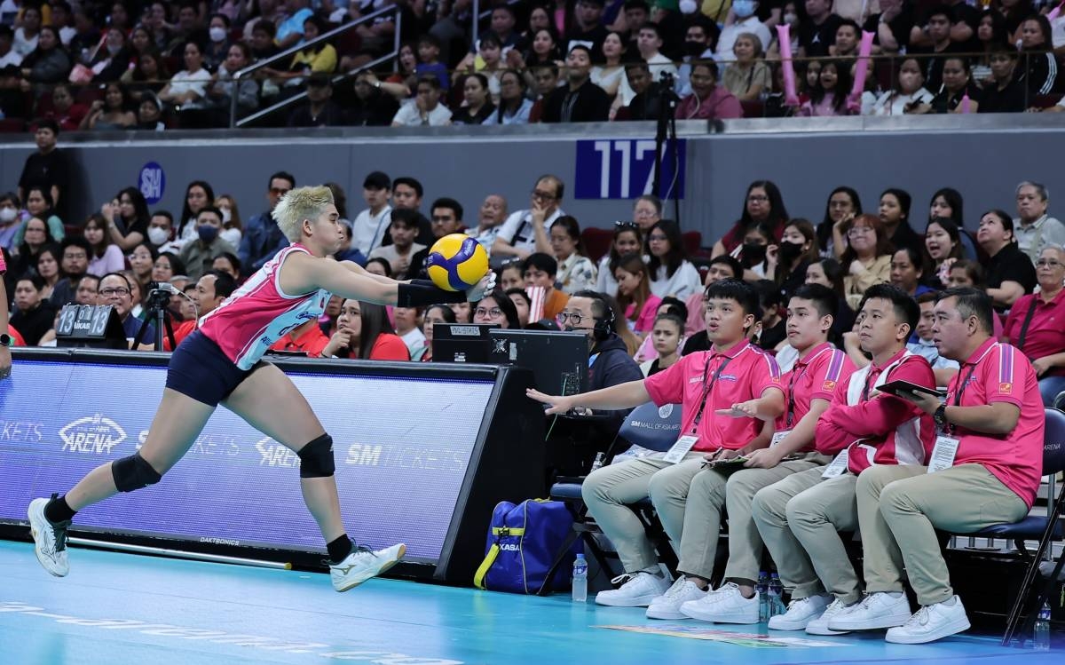 BENCH BOUND Tots Carlos (left) runs toward the Creamline coaching staff on the bench in a bid to save the ball in Game One of the PVL 2nd All-Filipino Conference finals at the Mall of Asia Arena in Pasay City on Thursday, Dec. 14, 2023.PHOTO BY RIO DELUVIO