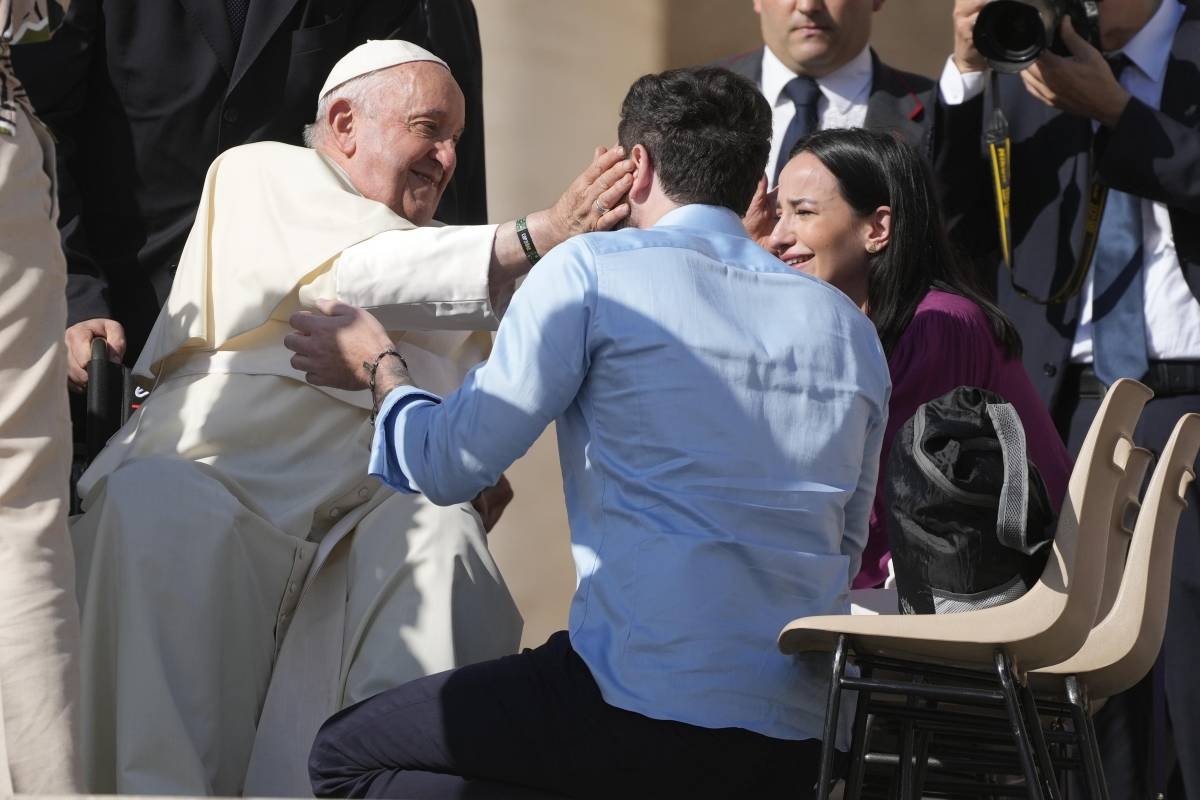 Newly couples of weds meet with Pope Francis during the weekly general audience in St. Peter's Square at the Vatican, on Oct. 11, 2023. AP PHOTO
