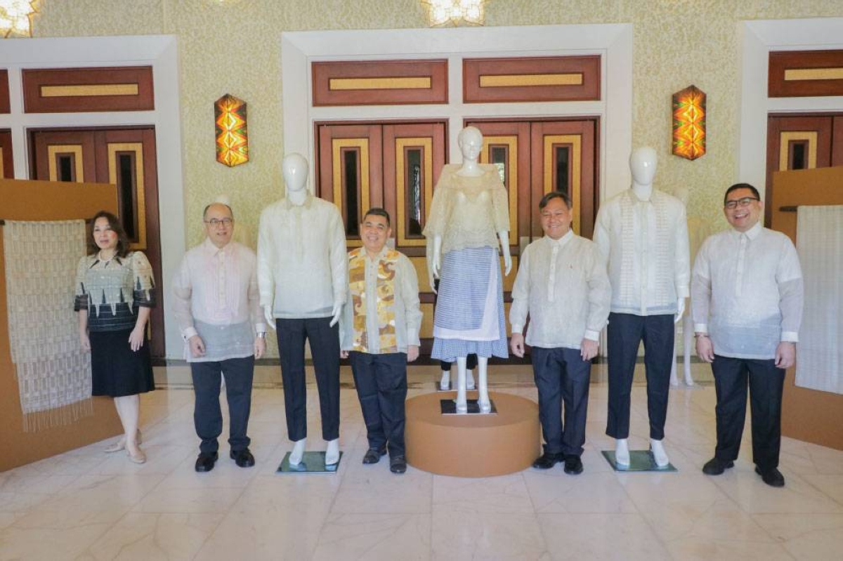 Senate President Pro Tempore Loren Legarda and other public officials ...
