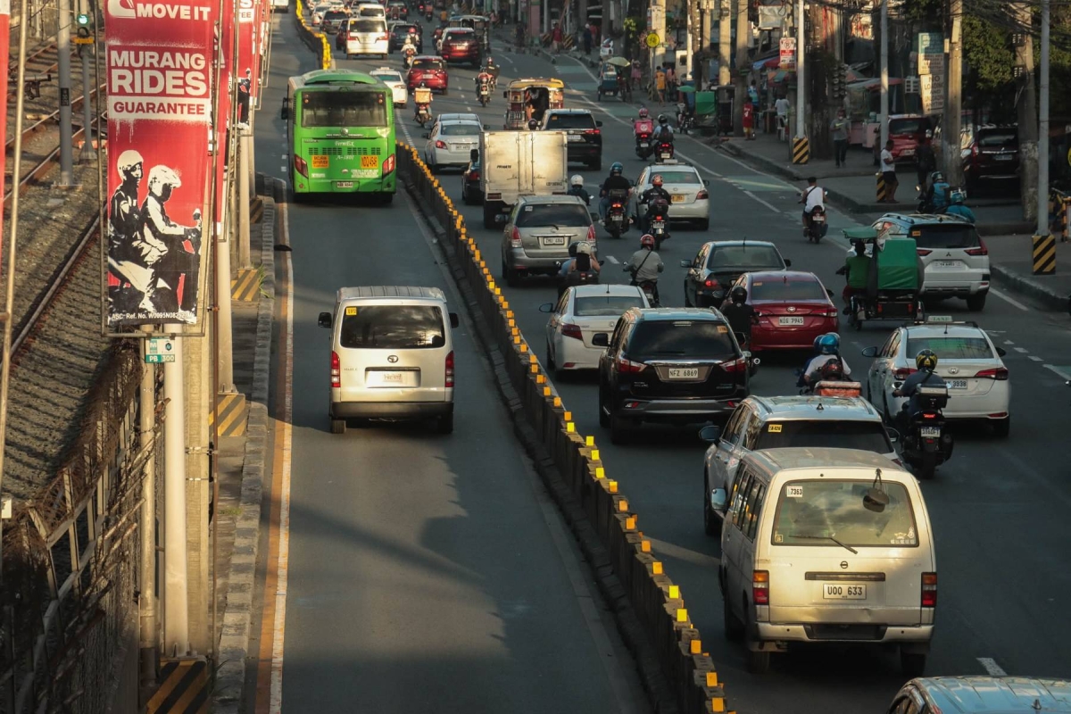 Airport police officers suspended for using EDSA carousel lane - Vimarsana News
