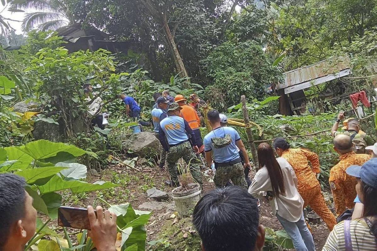 Rescuers use bare hands to search for PH landslide survivors | The ...
