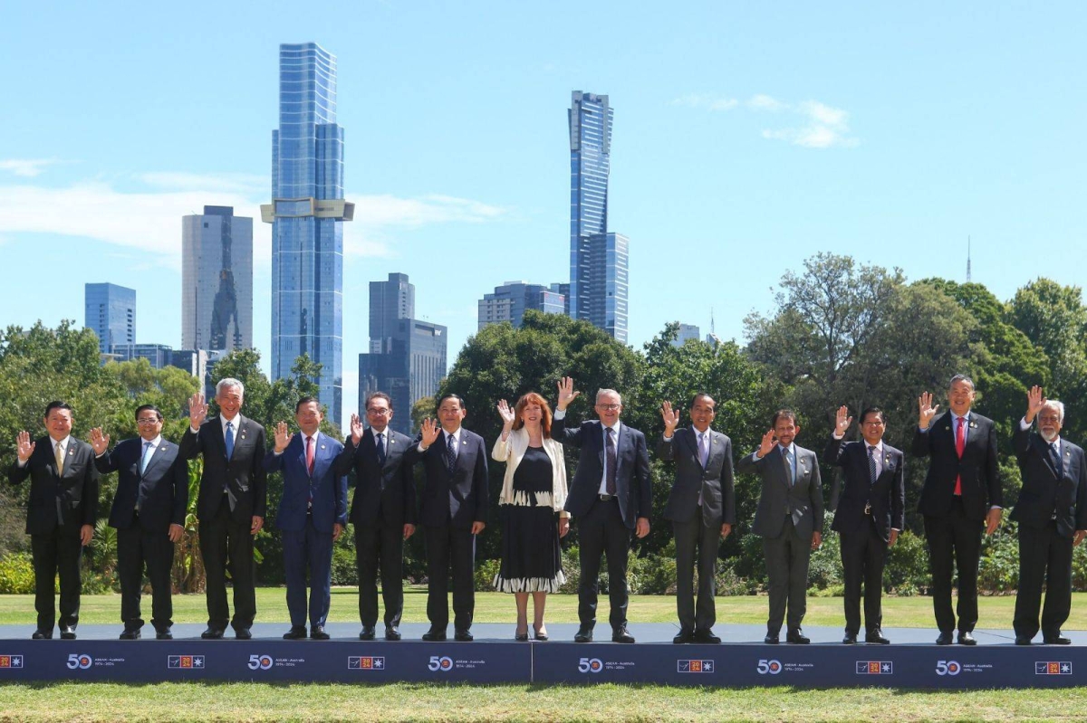 GROUP SHOT Asean leaders pose for a family photo with Melbourne City Business District buildings in the background at the Government House in Melbourne City, Australia, after the leaders’ luncheon during the Asean-Australia Special Summit on Wednesday, March 6, 2024. In photo are (from left) Asean Secretary-General Kao Kim Hourn, Vietnamese Prime Minister Pham Minh Chinh, Singaporean Prime Minister Lee Hsien Loong, Laos Prime Minister Sonexay Siphandone, Malaysian Prime Minister Anwar Ibrahim, Cambodian Prime Minister Hun Manet, Victoria State Gov. Margaret Gardner, Australian Prime Minister Anthony Albanese, Indonesian President Joko Widodo, Brunei Sultan Hassanal Bolkiah, President Ferdinand Marcos Jr., Thai Prime Minister Srettha, and Timor-Leste Prime Minister Xanana Gusmao. PPA POOL