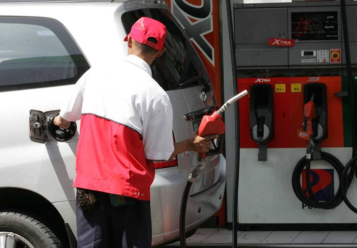 Oil firms lower pump prices | The Manila Times - Vimarsana News