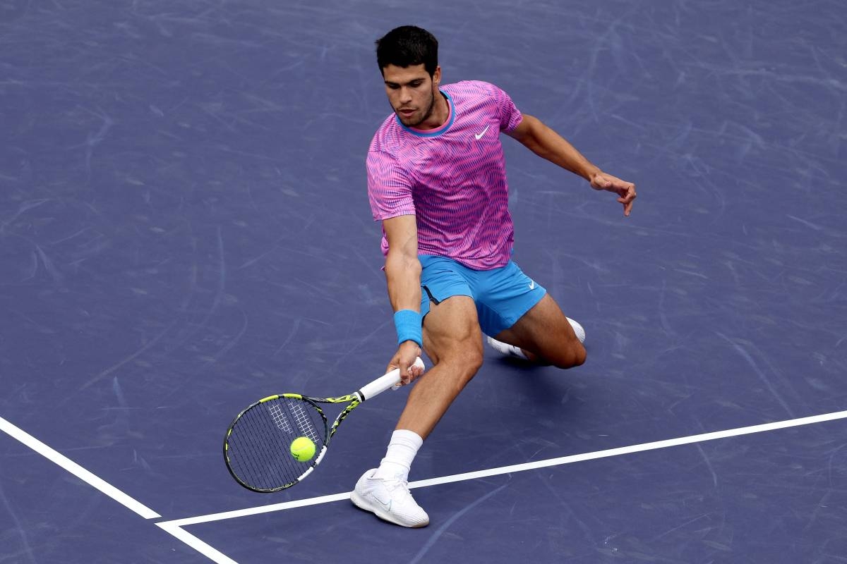 ANOTHER CROWN Carlos Alcaraz of Spain returns a shot to Daniil Medvedev of Russia during the men’s final of the BNP Paribas Open at Indian Wells Tennis Garden on Sunday, March 17, 2024, in Indian Wells, California.  PHOTO BY MATTHEW STOCKMAN/AFP