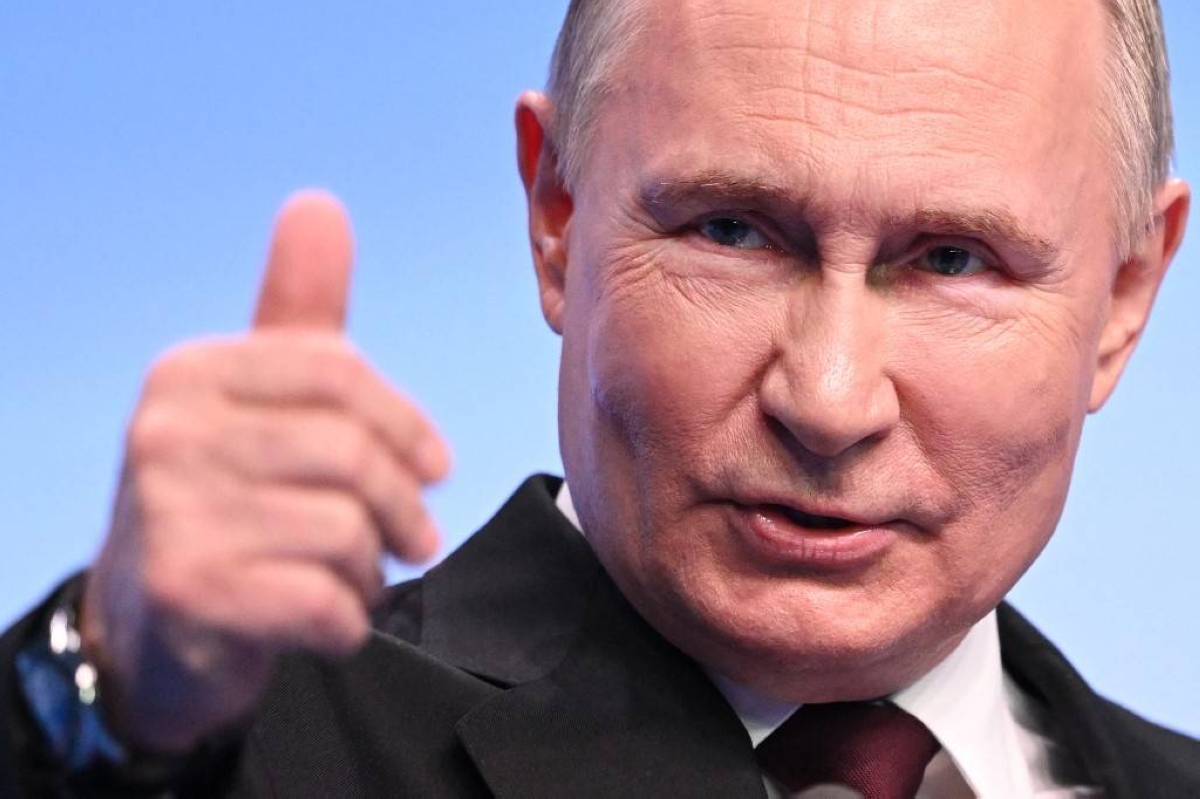 EASY VICTORY Russia’s President Vladimir Putin raises his thumb during his meeting with the media at his campaign headquarters in the capital Moscow on Monday, March 18, 2024. AFP PHOTO