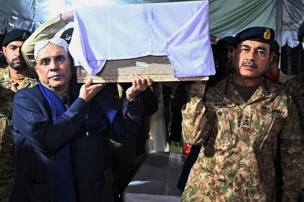 SOMBER CEREMONY Pakistan's army chief Gen. Syed Asim Munir (right) and President Asif Ali Zardari help carry the coffin of Capt. Muhammad Ahmed Badar, one of those killed in Saturday’s attack, during the latter’s funeral at Chaklala garrison in the eastern city of Rawalpindi on Sunday, March 17, 2024. PAKISTAN’S INTER SERVICE PUBLIC RELATION PHOTO VIA AFP