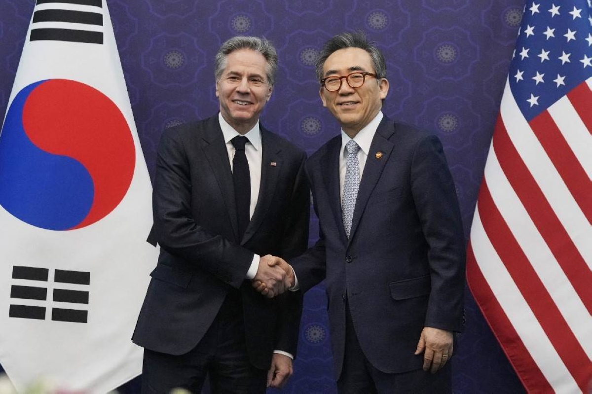 UNSHAKABLE ALLIANCE United States Secretary of State Antony Blinken (left) and South Korea’s Foreign Minister Cho Tae-yul shake hands and pose for photos during a lunch meeting at the Foreign Ministry in the capital Seoul on Monday, March 18, 2024. AFP PHOTO