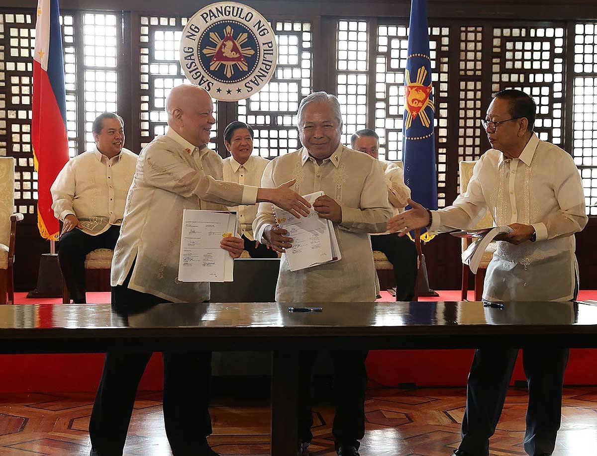 It’s a deal President Ferdinand Marcos Jr., House Speaker Martin Romualdez and Executive Secretary Lucas Bersamin look on as SMC President and CEO Ramon Ang, Transportation Secretary Jaime Bautista, and Manila International Airport Authority General Manager Eric Jose Ines shake hands after signing the NAIA rehabilitation agreement on Monday, March 18, 2024. PHOTO BY RENE H. DILAN