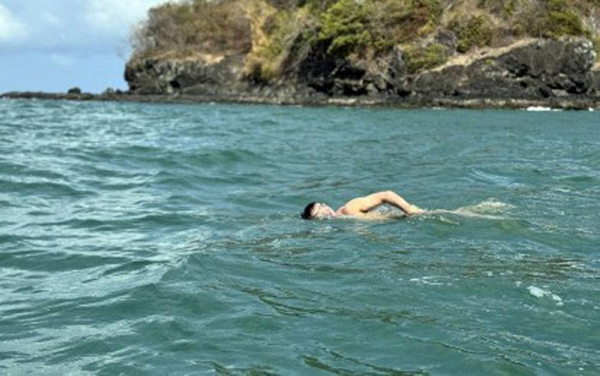 NEW RECORD. Surigaonon endurance swimmer Ingemar Macarine sets another record as the first person to swim from Olotayan Island to the People’s Park in Baybay, Roxas City, in Capiz, on Sunday (March 17, 2024). The swim covered a distance of 10.8 kilometers and lasted for three hours and 15 minutes. PNA PHOTO