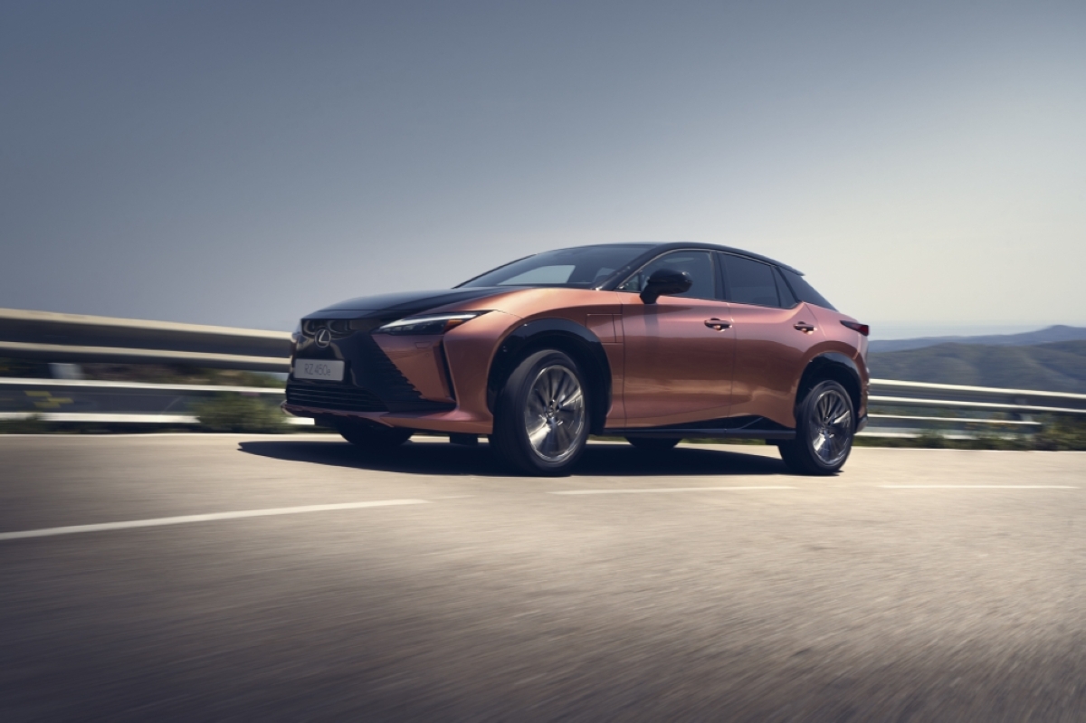 The Lexus RZ features state-of-the-art technology that automatically adjusts driving force distribution between the front and rear e-Axles within milliseconds.