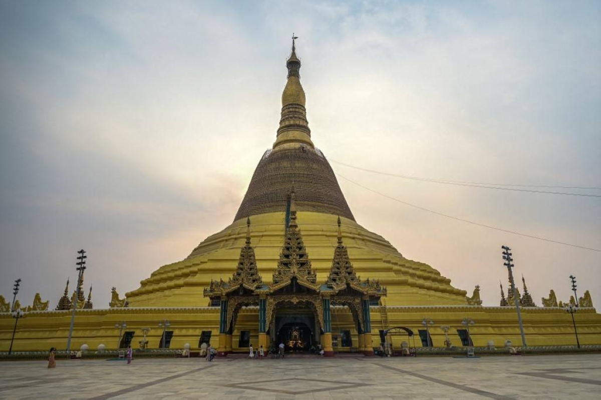 LUMINOUS LANDMARK People visit the Uppatasanti Pagoda in Myanmar’s capital Naypyitaw on Tuesday, March 26, 2024, a day before the country marks its Armed Forces Day. AFP PHOTO