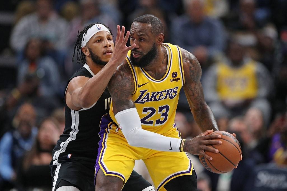 Lamar Stevens #24 of the Memphis Grizzlies guards LeBron James #23 of the Los Angeles Lakers during the second half at FedExForum on March 27, 2024 in Memphis, Tennessee. PHOTO BY JUSTIN FORD/GETTY IMAGES NORTH AMERICA / Getty Images via AFP