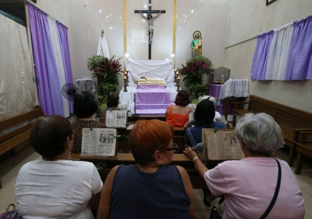 On Good Friday, traditional Mass is not celebrated. Instead, a profound service is held, encompassing the reading of Jesus’ Passion. PHOTO BY RENATO DILAN