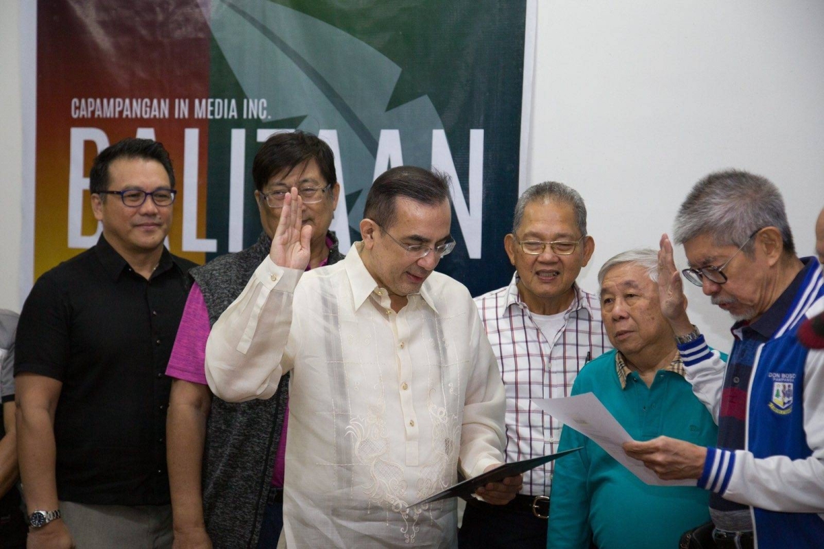  Manila Electric Co. (Meralco) spokesman and Vice President for Corporate Communications Joe Zaldarriaga takes his oath of membership in Capampangan in Media Inc. (CAMI) before CAMI Chairman Nonnie Pelayo in the presence of CAMI trustee Willie Capulong, CAMI Treasurer Abel Cruz, former Bases Conversion and Development Authority (BCDA) president and current Meralco Senior Vice President and Chief Government Affairs and External Relations Officer Arnel Casanova, and other CAMI members present during the event on March 22, 2024. Zaldarriaga traces his roots on his maternal side to the del Rosario and Abad Santos clans of Angeles City, Pampanga. CONTRIBUTED PHOTO