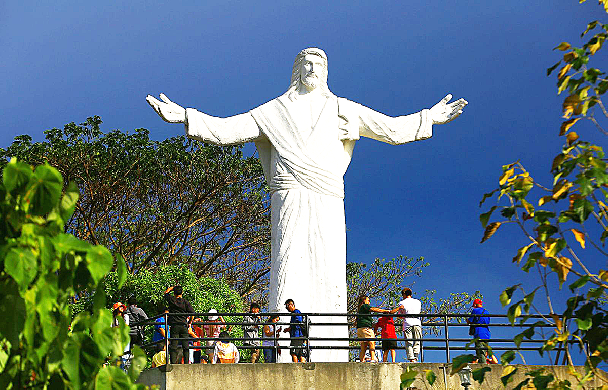 ‘HE IS RISEN’ The 30-foot statue of the Risen Jesus Christ of the Monasterio de Tarlac towers over Catholic devotees and tourists in this photo taken on Black Saturday, March 30, 2024. It stands atop Mount Resurrection Eco Park in Barangay Lubigan, San José, overlooking the Zambales Mountain Range. The Philippines, a predominantly Catholic country, celebrates Easter Sunday today, March 31, to mark Christ’s victory over death, a core belief, and the end of the 40-day Lenten season. PHOTO BY MIKE ALQUINTO