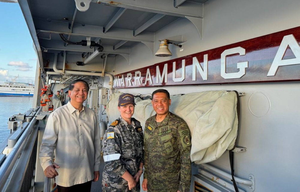 STRONG MILITARY TIES Defense Undersecretary for Strategic Assessment and Planning Ignacio Madriaga (left), AFP chief Gen. Romeo Brawner Jr. (right) and HMAS Warramunga commanding officer, Commander Jennifer Graham (center) pose for a picture during their shipboard tour in Puerto Princesa, Palawan on Tuesday (April 2, 2024). The AFP on Wednesday (April 3) said the visit of the Australian frigate highlights the robust military cooperation between Manila and Canberra. (Photo courtesy of the Armed Forces of the Philippines)