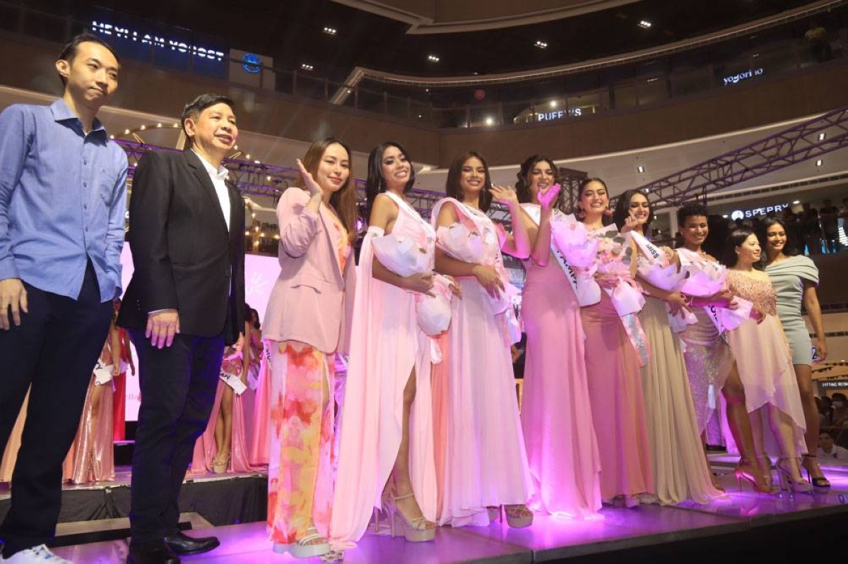 (From left) Data expert Edson Guido, Ever Bilena Cosmetics Chief Operating Officer Silliman Sy, Hello Glow brand owner Denice Sy, and Miss Universe 2012 1st runner up Janine Tugonon (rightmost) with the Hello Glow runway challenge winners PHOTOS BY JOHN ORVEN